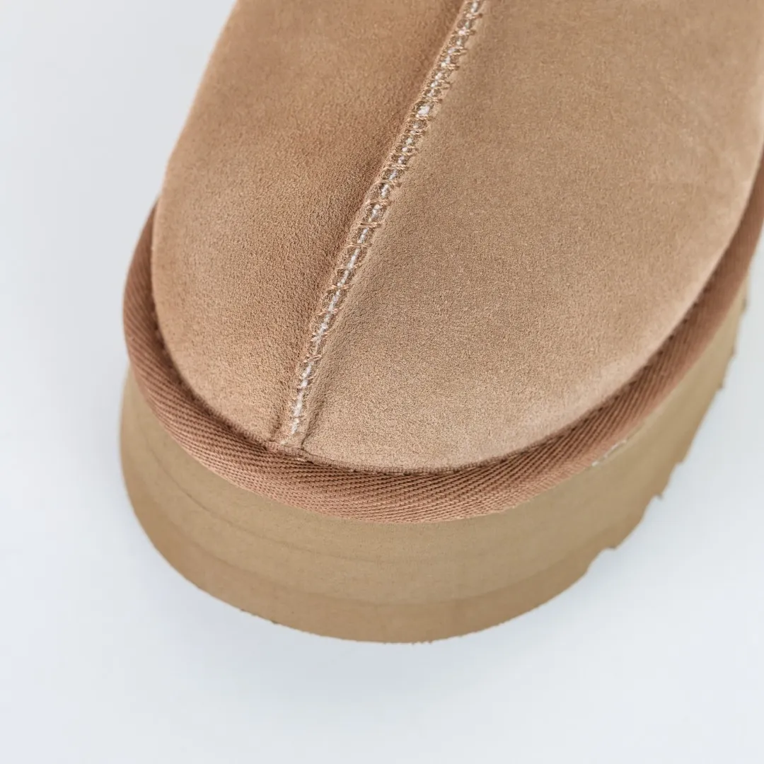Pick up locally 💰540 Core recommendation with good price It is a very suitable choice for home use. In recent years, uug has launched a series of styles, which are partially geared towards the preferences of young consumers and have also moved to the forefront of fashion trends. Shoe body material: water-repellent coated suede upper, 17 mm UGGPURE™ implantable wool insole, lightweight non-slip and comfortable rubber outsole, with brand LOGO and trademark, with full packaging Size: 35 36 37 38 39 40